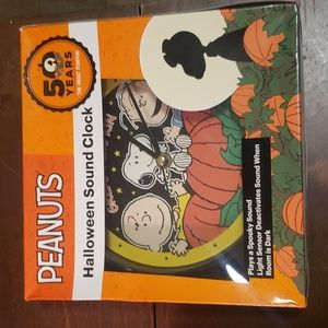 NEW IN BOX Vintage Peanuts Halloween sound clock